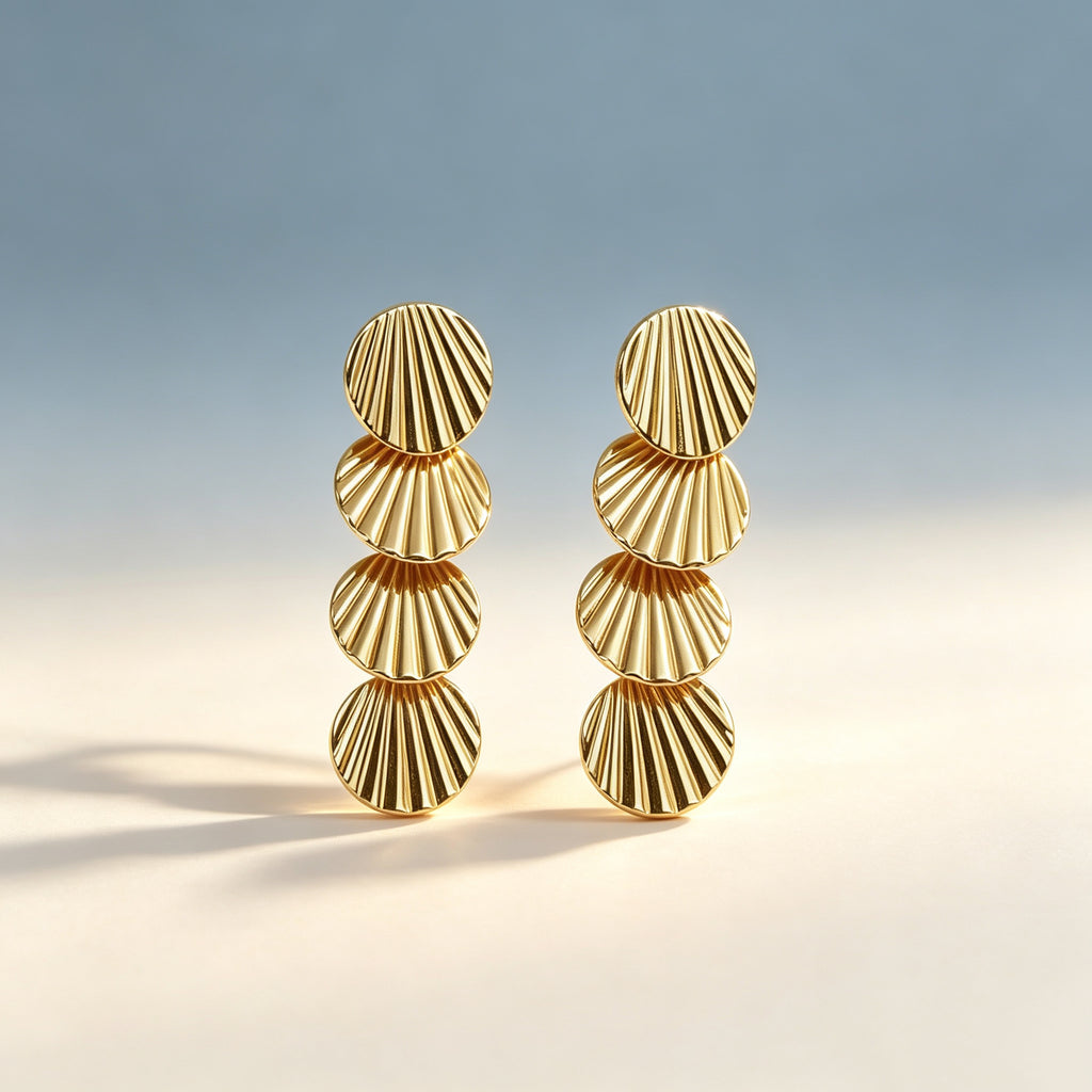 Pendientes largos de concha a rayas de cuatro niveles chapados en oro, pendientes llamativos colgantes con lentejuelas texturizadas de abanico vintage, joyería de metal elegante para uso diario y fiesta de mujeres