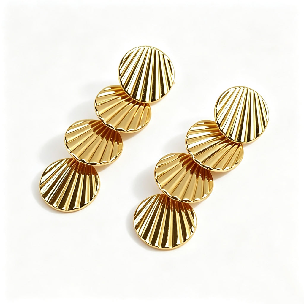 Pendientes largos de concha a rayas de cuatro niveles chapados en oro, pendientes llamativos colgantes con lentejuelas texturizadas de abanico vintage, joyería de metal elegante para uso diario y fiesta de mujeres