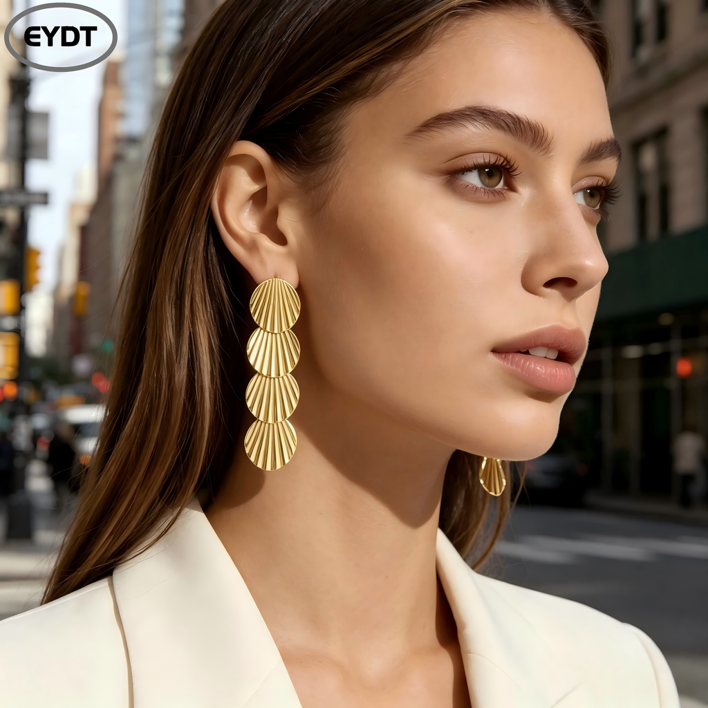 Pendientes largos de concha a rayas de cuatro niveles chapados en oro, pendientes llamativos colgantes con lentejuelas texturizadas de abanico vintage, joyería de metal elegante para uso diario y fiesta de mujeres