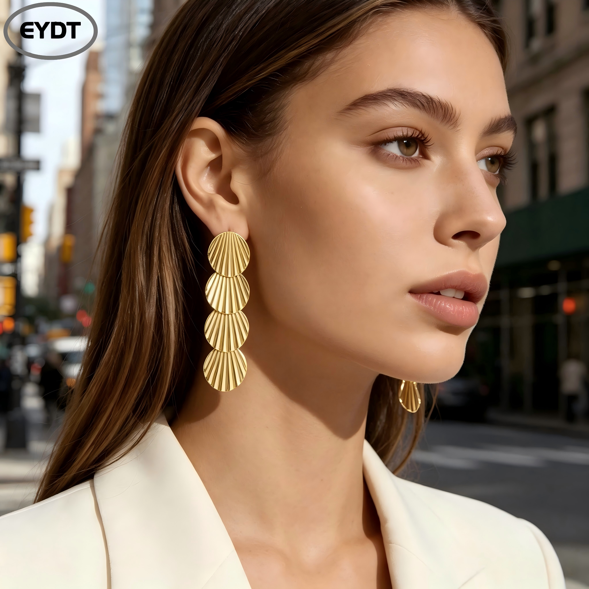 Pendientes largos de concha a rayas de cuatro niveles chapados en oro, pendientes llamativos colgantes con lentejuelas texturizadas de abanico vintage, joyería de metal elegante para uso diario y fiesta de mujeres