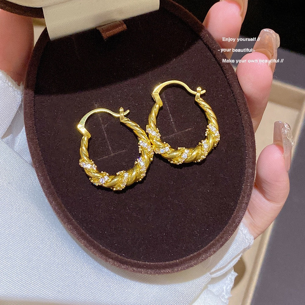 EYDT Wide Hammered Surface Huggie Hoop Earrings, 18K Gold Plated Waterproof Hypoallergenic Stainless Steel Thick Circle Jewelry Gift For Travel Party Casual Outfits