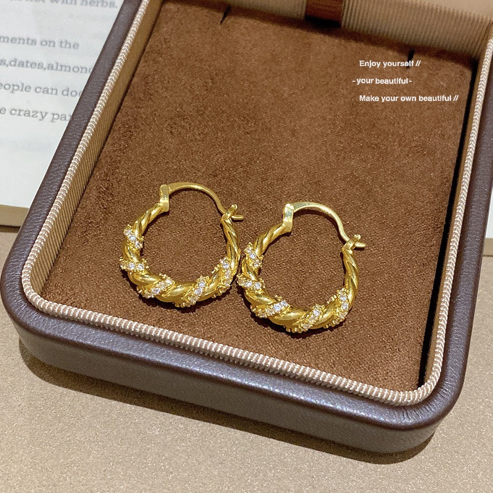 EYDT Wide Hammered Surface Huggie Hoop Earrings, 18K Gold Plated Waterproof Hypoallergenic Stainless Steel Thick Circle Jewelry Gift For Travel Party Casual Outfits