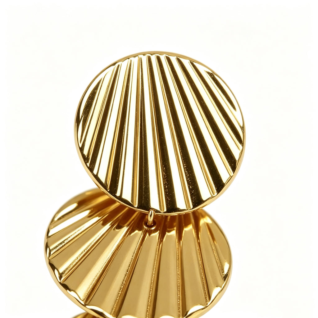 Pendientes largos de concha a rayas de cuatro niveles chapados en oro, pendientes llamativos colgantes con lentejuelas texturizadas de abanico vintage, joyería de metal elegante para uso diario y fiesta de mujeres